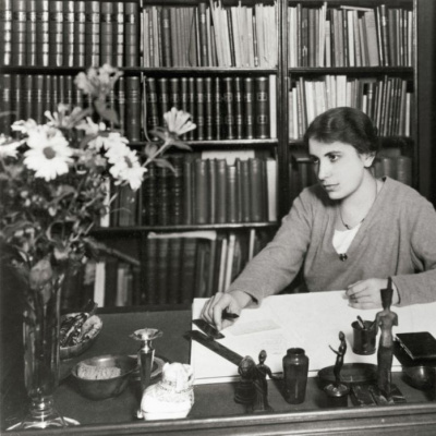 Anna Freud am Schreibtisch.jpg
