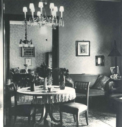 Wohnzimmer der Familie Freud, Blick in Tante Minnas Salon, 1938, Foto von Edmund Engelman, (c) Thomas Engelman