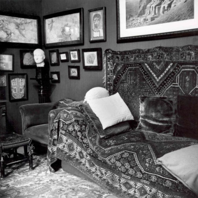 Couch in the consulting room at Berggasse 19, 1938, Photo by Edmund Engelman, (c) Thomas Engelman